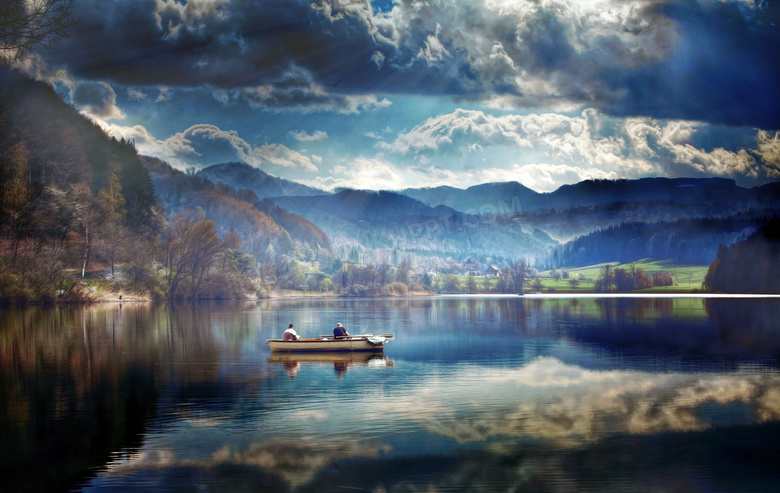 湖泊中小舟里钓鱼的人摄影图片