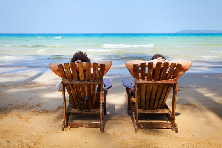 沙滩躺椅上的男女人物摄影高清图片