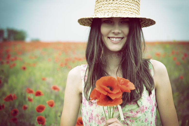 戴着草帽拿着花的美女摄影高清图片