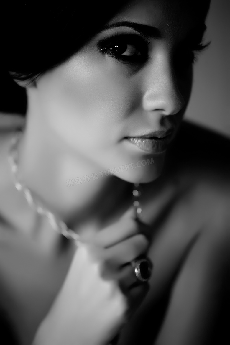 戴项链的美女特写黑白摄影高清图片