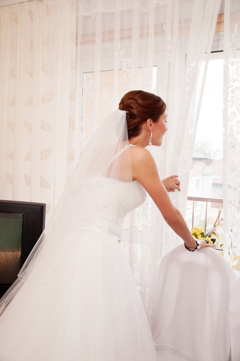 从窗户往窗外看的新娘摄影高清图片