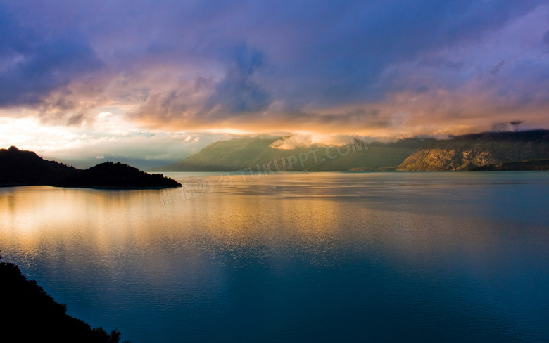黄昏下的湖光山色摄影图片