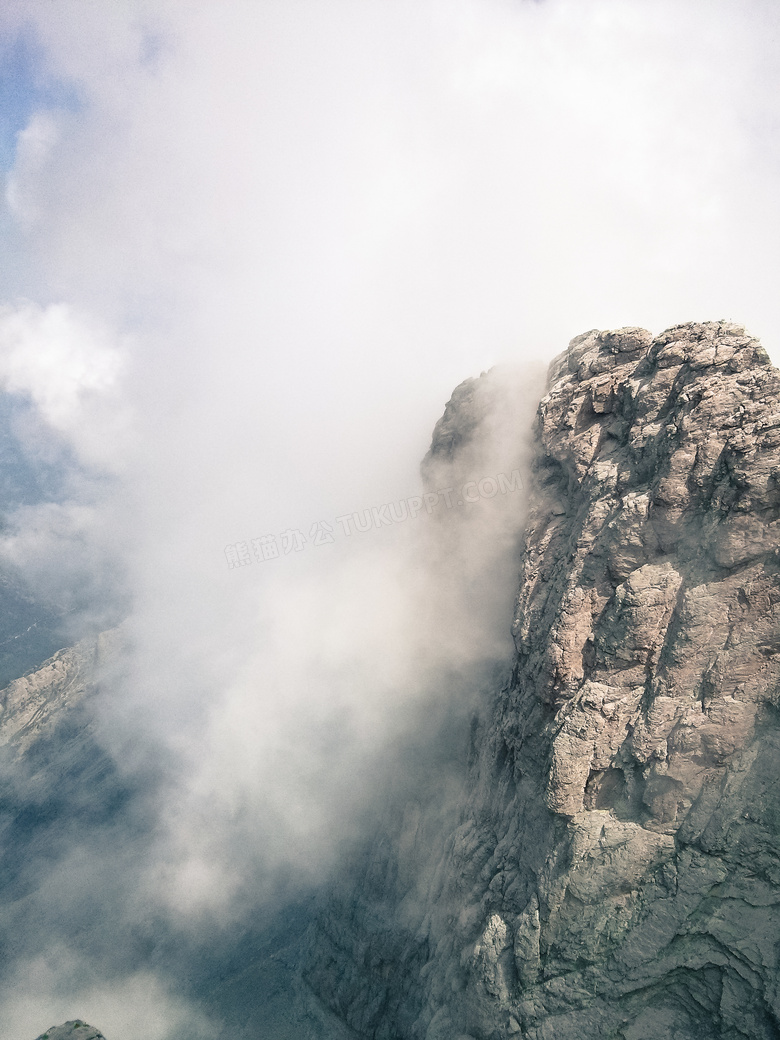 云雾缭绕中的巍峨高山摄影高清图片