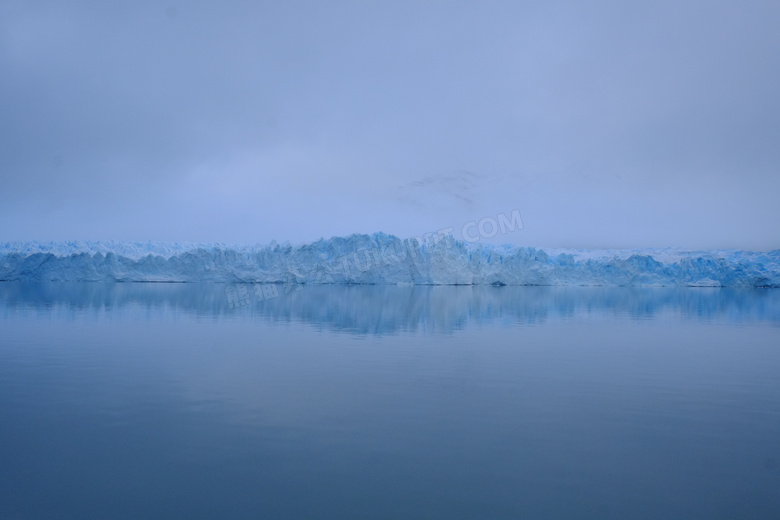 冰山与平静的水面风景摄影高清图片