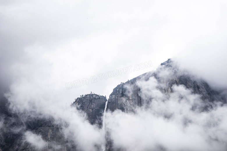 白云笼罩下的巍峨高山摄影高清图片