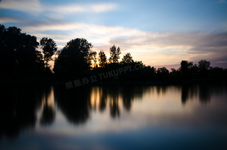 倒影湖面上的云彩树木摄影高清图片