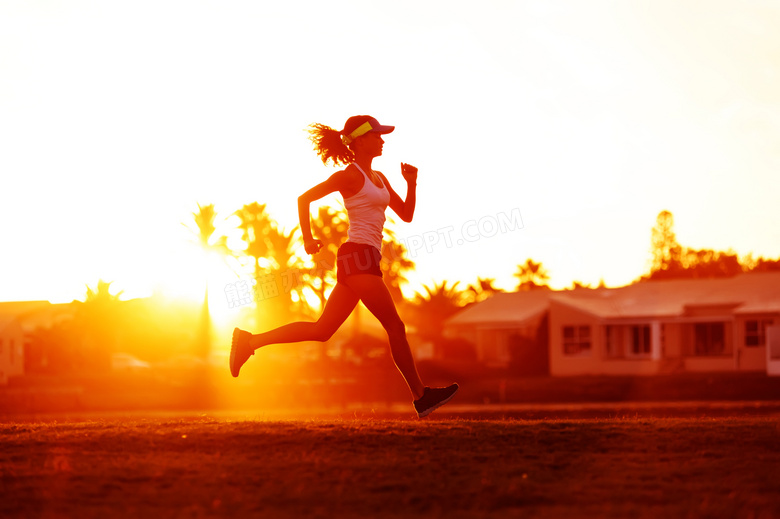 在阳光下跑步女子侧面摄影高清图片