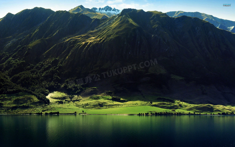 高山下的湖泊美景摄影图片