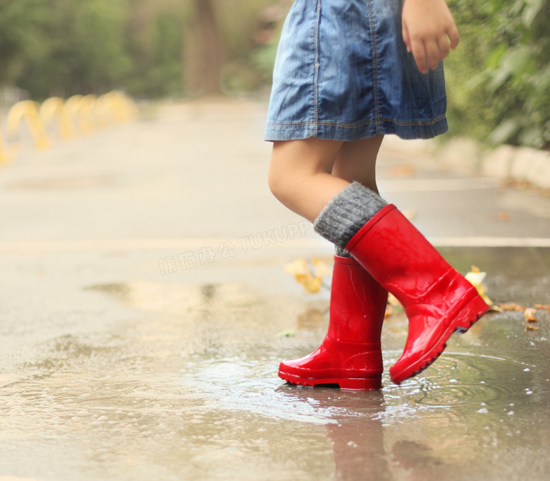 脚穿红色雨鞋的小女孩摄影高清图片