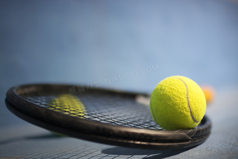 网球与网球拍近景特写摄影高清图片