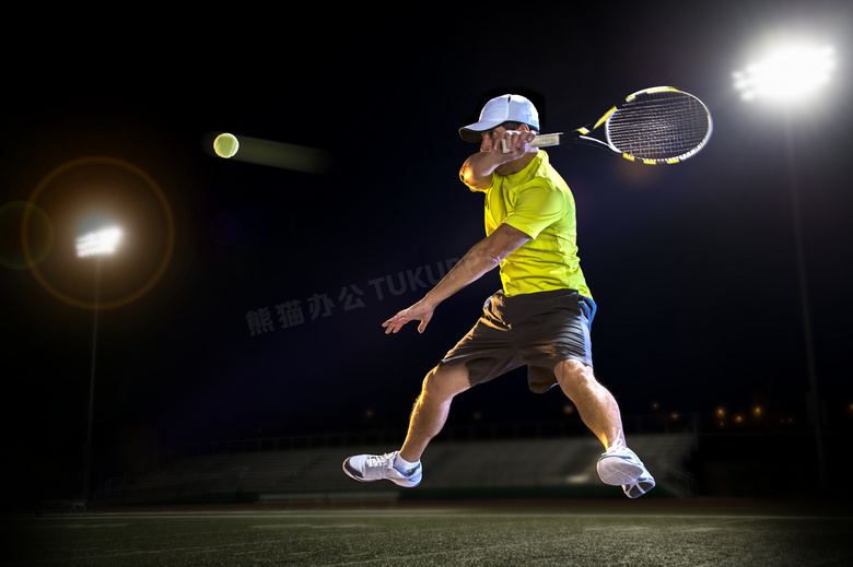 球场上的网球运动男子摄影高清图片