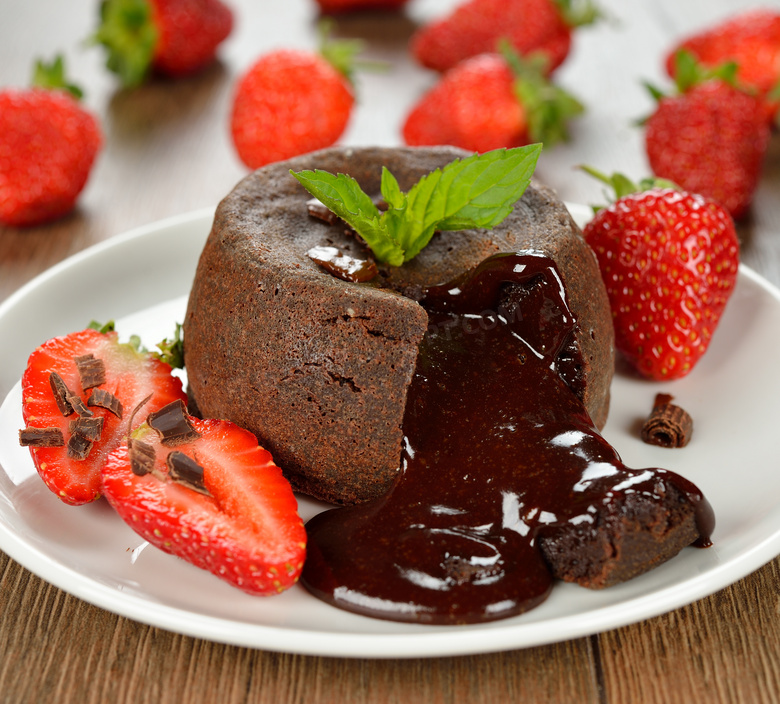 装盘的草莓巧克力蛋糕摄影高清图片