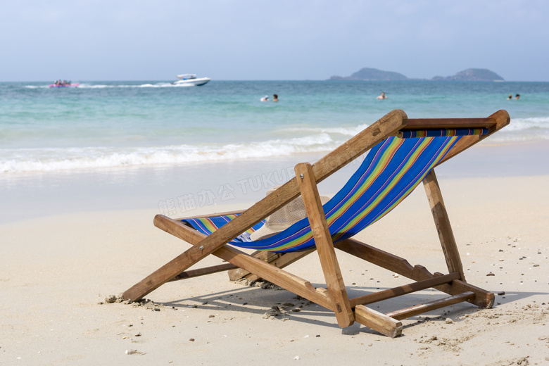 沙滩休闲躺椅与海水风景等高清图片