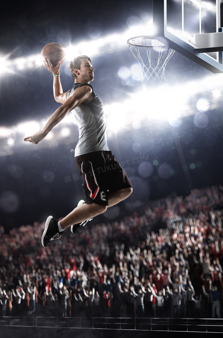 在篮球场上灌篮的男子摄影高清图片