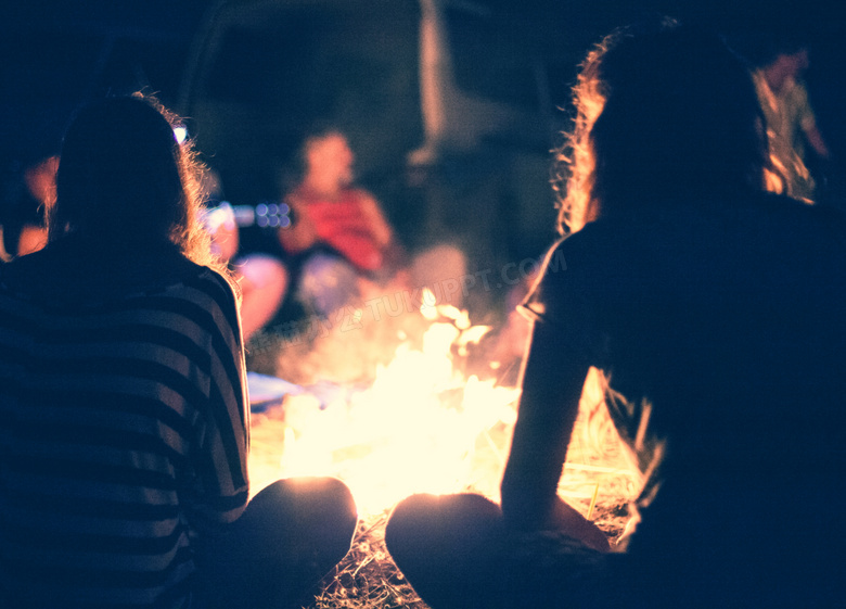 野外露营围着篝火的人摄影高清图片