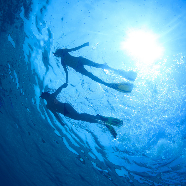 在湛蓝水中的俩潜水员摄影高清图片