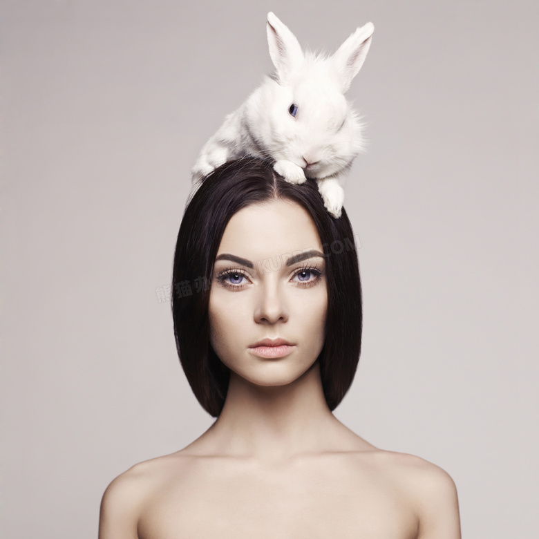 头上趴着只兔子的美女摄影高清图片
