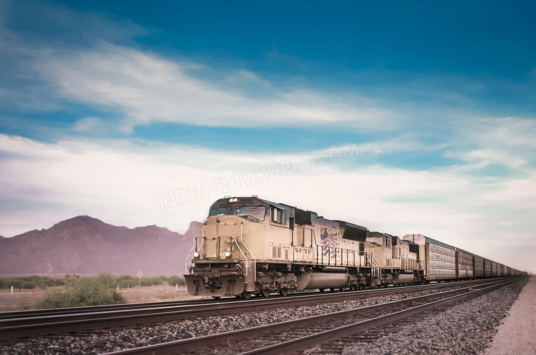 蓝天白云与货运列车等摄影高清图片