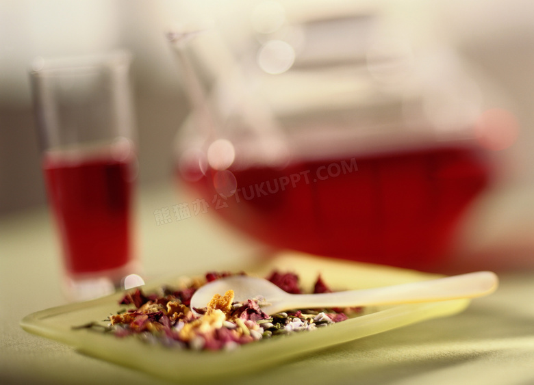 花茶茶叶与红色的茶水摄影高清图片