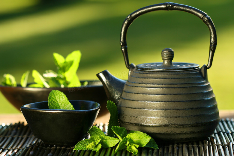 茶壶茶碗与薄荷叶微距摄影高清图片