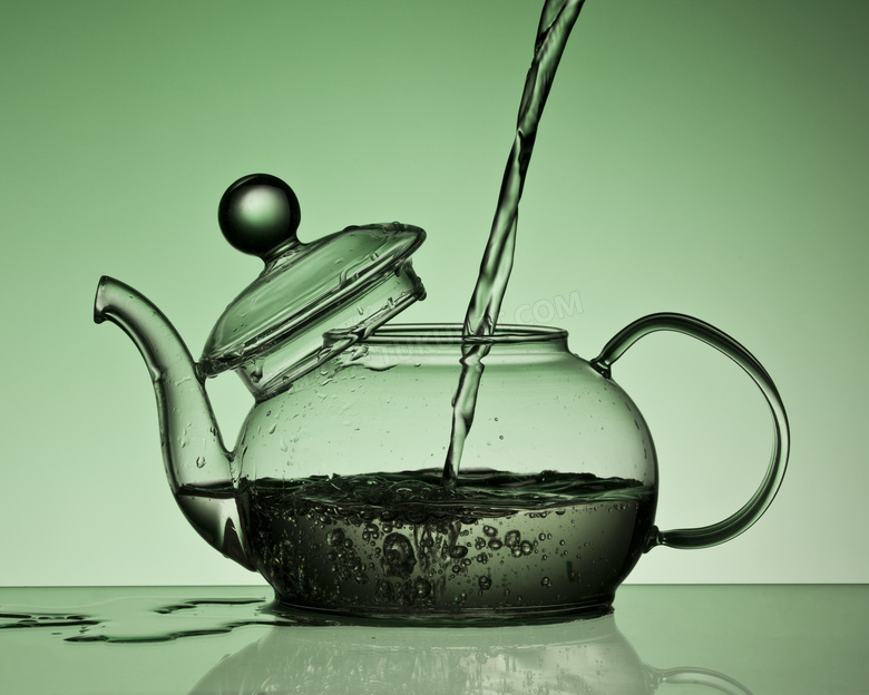 打开盖子往里面倒水的茶壶高清图片