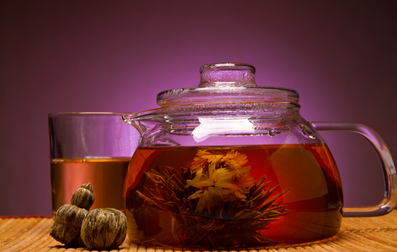 玻璃茶壶里的花茶茶水摄影高清图片