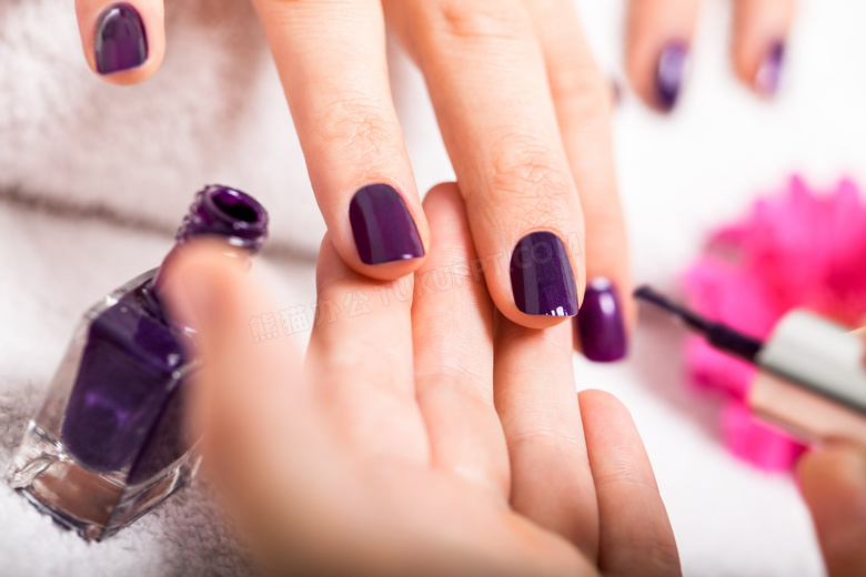 涂上紫色指甲油的美甲摄影高清图片