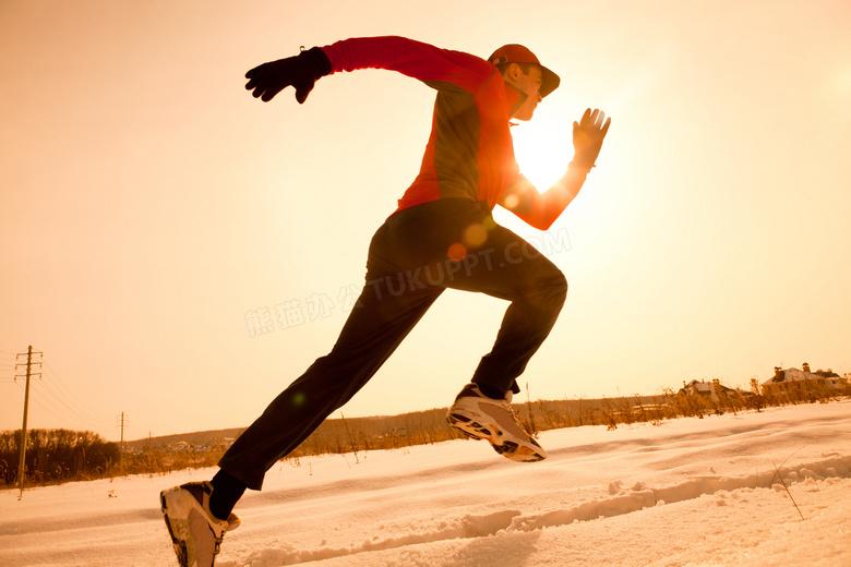 雪地里奔跑的男子逆光摄影高清图片