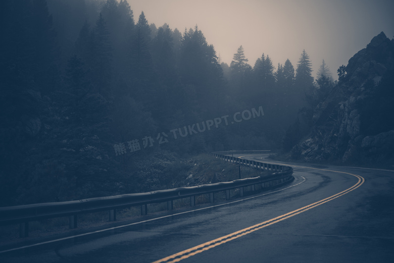 缭绕雾气中的公路弯道摄影高清图片
