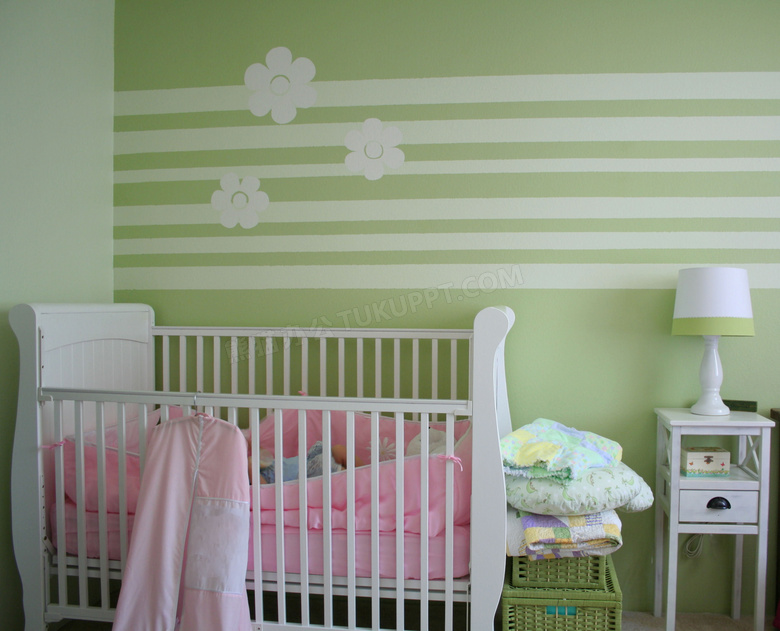 房间婴儿床与衣物台灯摄影高清图片