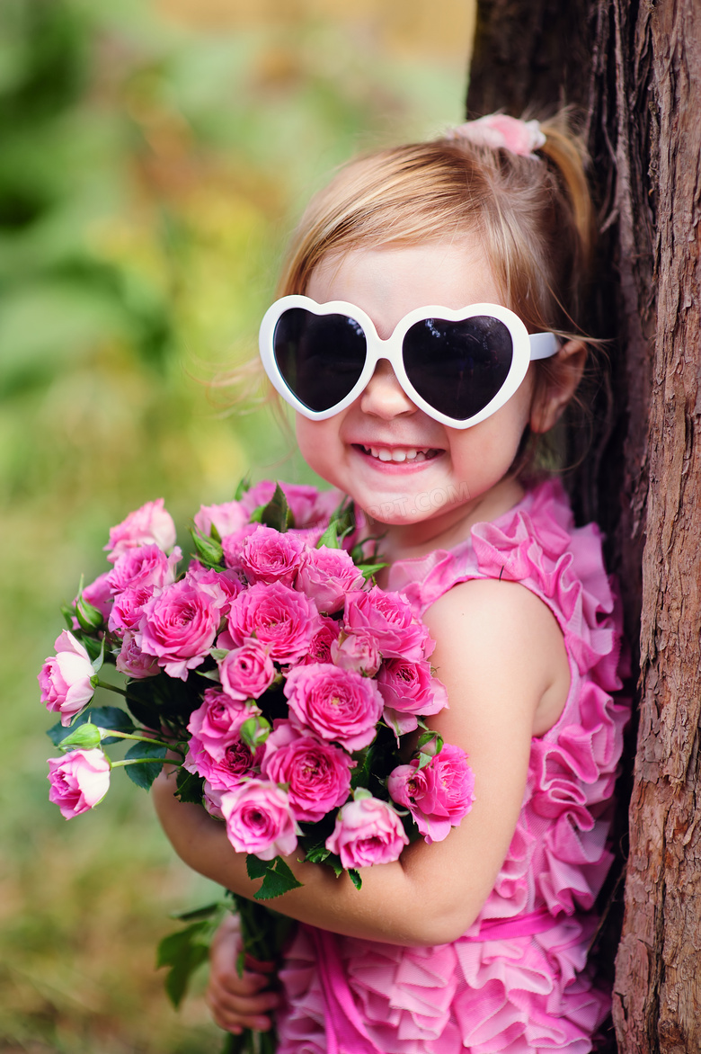 靠着大树的粉红裙儿童摄影高清图片