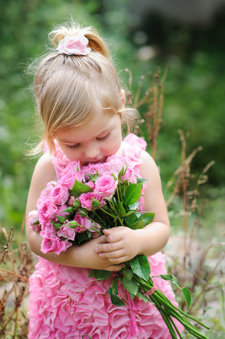 怀抱粉红玫瑰的小女孩摄影高清图片