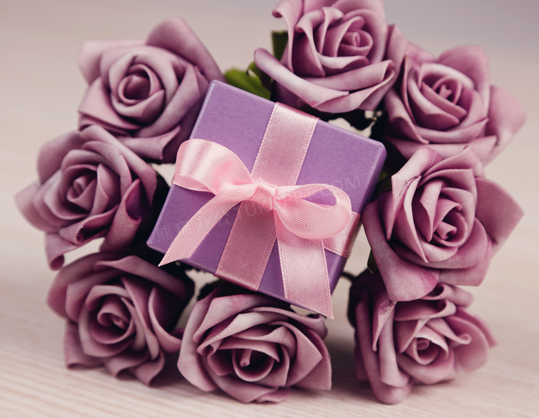紫色仿真玫瑰花与礼物摄影高清图片