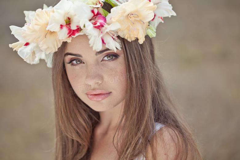头上戴着花的雀斑美女摄影高清图片