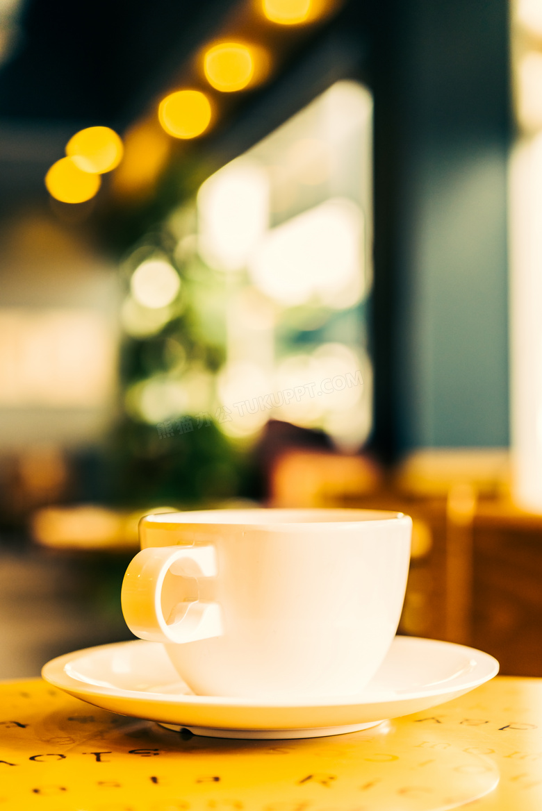 桌子上的乳白色咖啡杯摄影高清图片