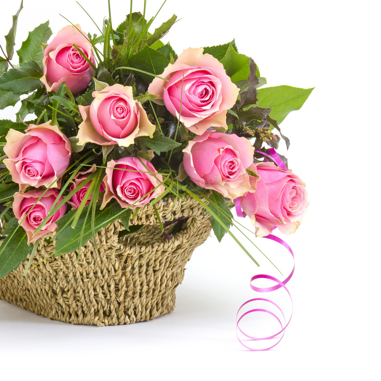 篮子里的粉红色玫瑰花摄影高清图片