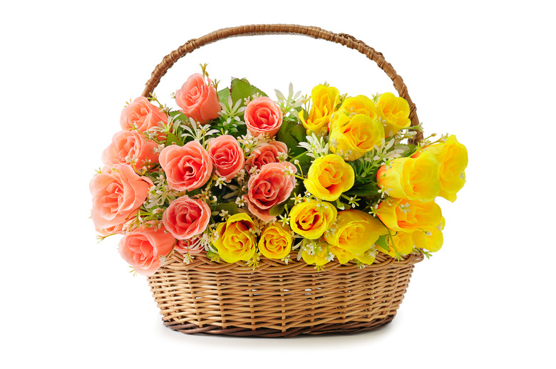 篮子里的黄色与粉色玫瑰花高清图片