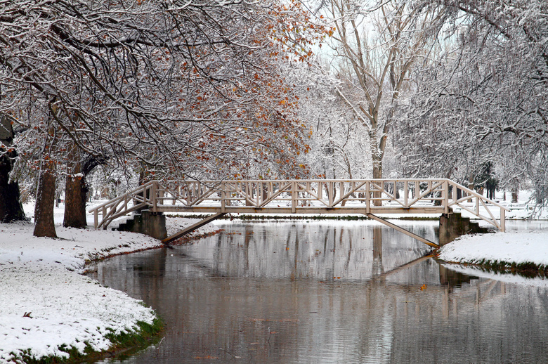 冬天木桥与平静的湖面摄影高清图片