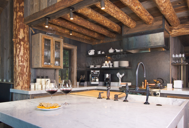 木质结构厨房内景布局摄影高清图片