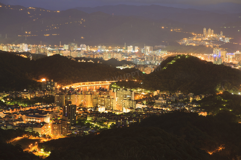 被山丘环绕的城市夜景摄影高清图片