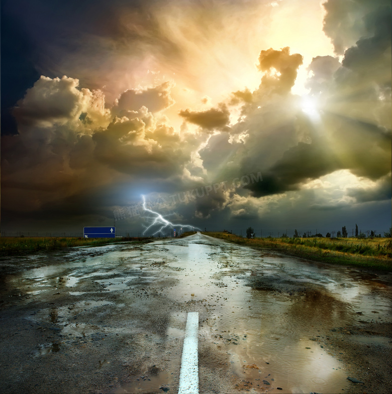 云层阳光与雨后的道路摄影高清图片