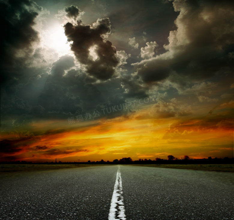 公路与乌云后的阳光等摄影高清图片