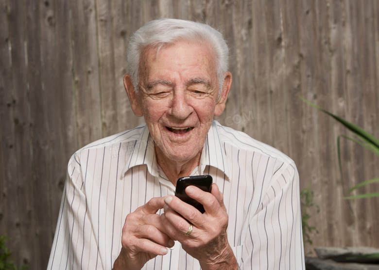 在摆弄手机的白发老人摄影高清图片