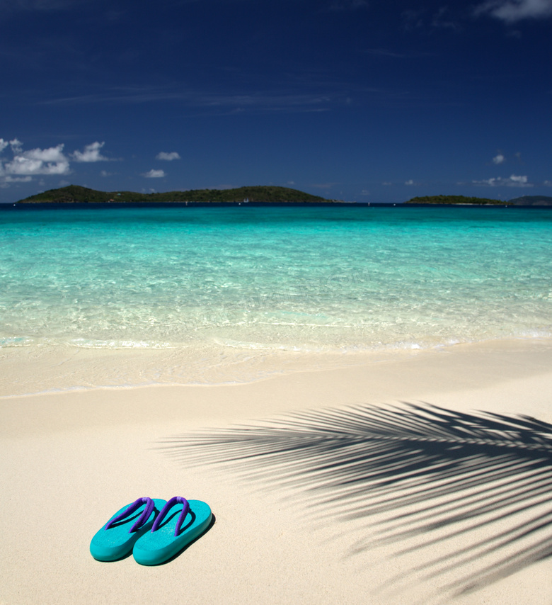 沙滩拖鞋与天边的白云摄影高清图片