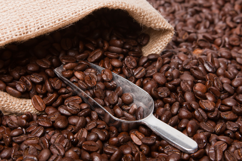 铁铲与麻袋里的咖啡豆摄影高清图片