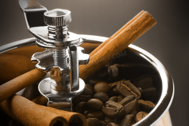 咖啡研磨机里的咖啡豆摄影高清图片