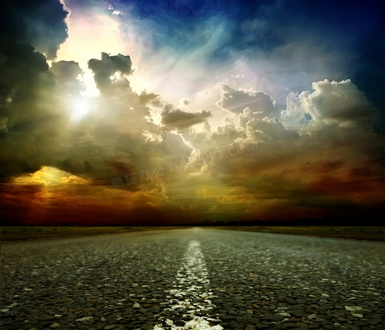 公路与在乌云后的阳光摄影高清图片