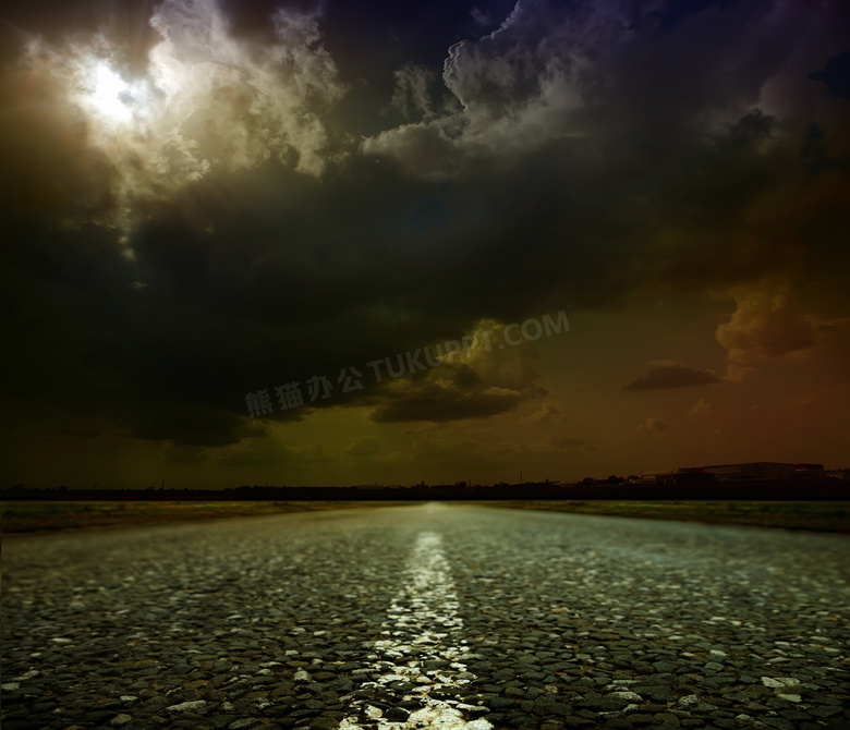 公路与黑云后面的阳光摄影高清图片