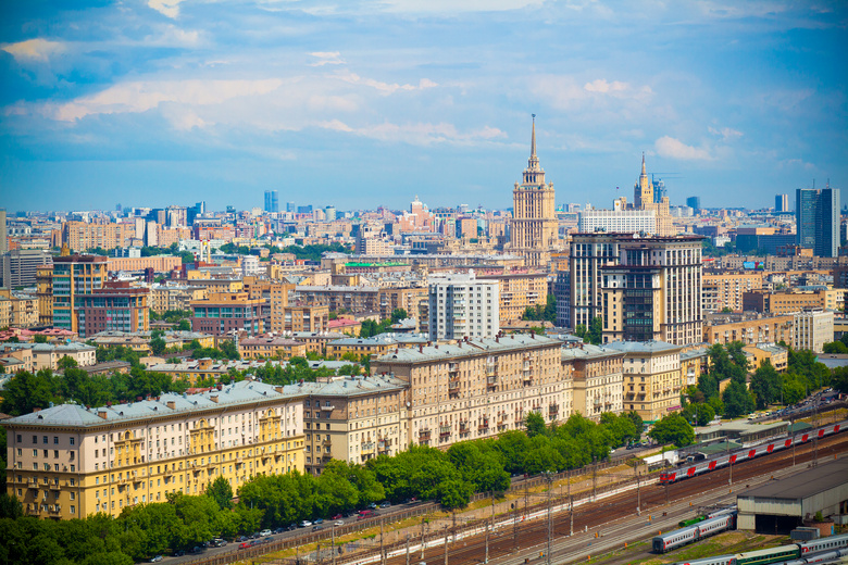 蓝天白云下的欧洲城市摄影高清图片