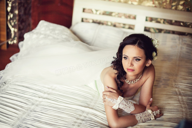 趴床上的白色婚纱美女摄影高清图片